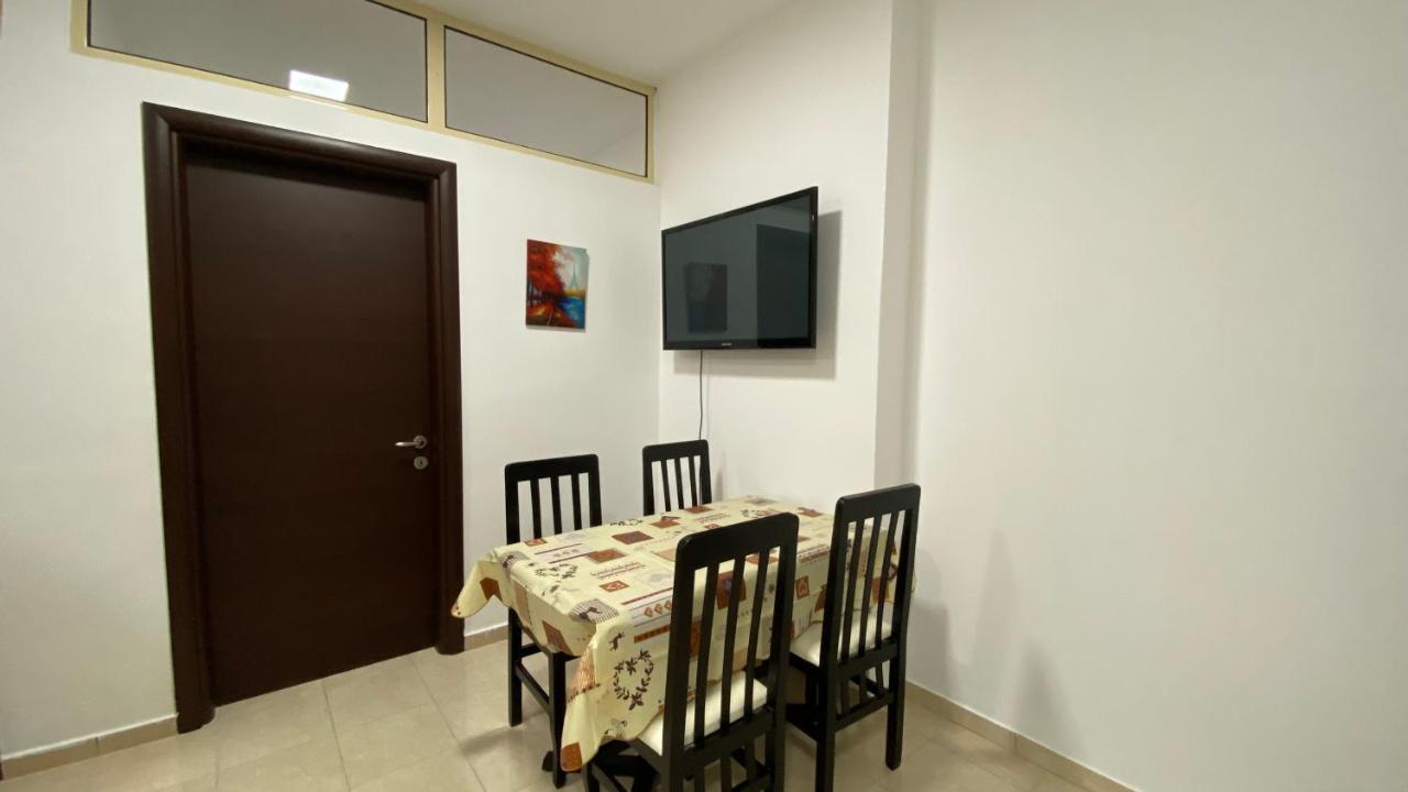 Anna'S Apartament Lushnjë Dış mekan fotoğraf