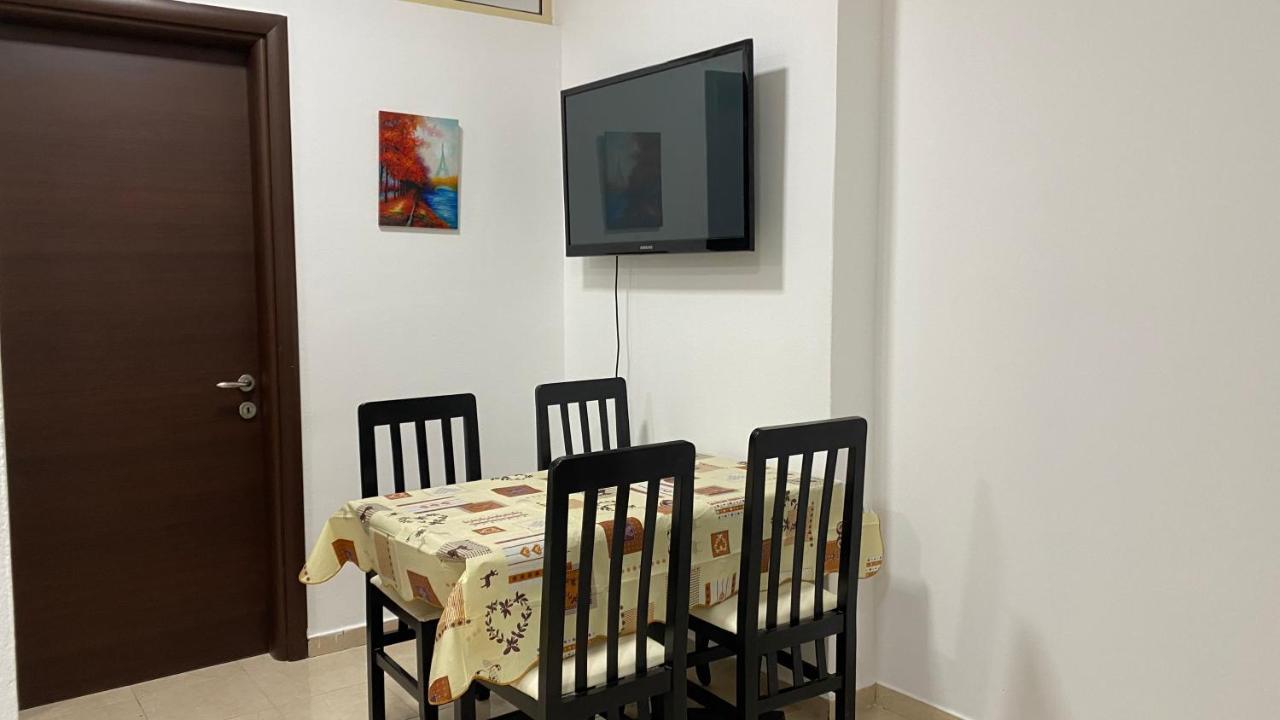 Anna'S Apartament Lushnjë Dış mekan fotoğraf